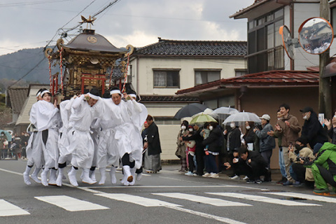 威勢良く勇壮な跳ね神輿が地区内を駆けた気比神社の例祭