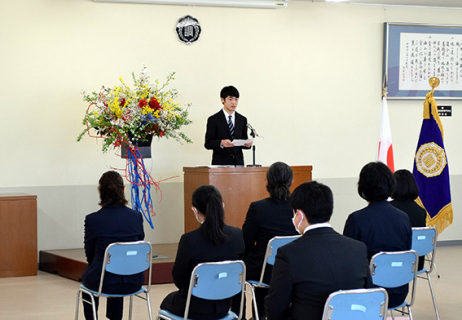 入学式で誓いの言葉を述べる新入学生代表