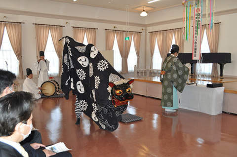 六所神社獅子舞が披露され、史跡の正式な指定を祝った