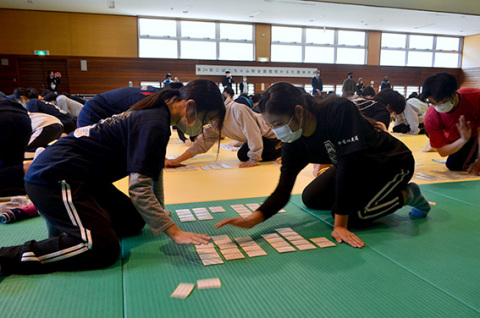 勢いよく札を取りにいく選手たち