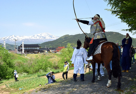 馬上から矢を射って稲の作柄を占った＝荒瀬川河川敷