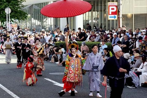 「酒田時代行列」を彩った華やかな花魁道中