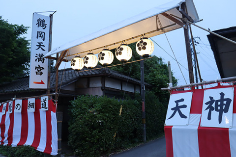 新調された天神様の細道のちょうちん。お膝元の住民が地元から祭りを盛り上げようと取り組みを進めている