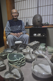 平皿やぐい飲み、オブジェなどさまざまな焼き物を作り続けてきた菅原さん