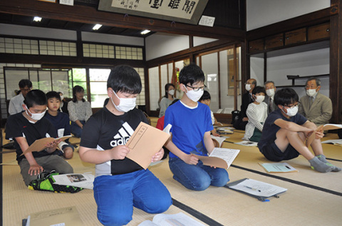 藩校・致道館の学風を受け継ぐ伝統の少年少女古典素読教室が開講。子どもたちの元気な声が響いた