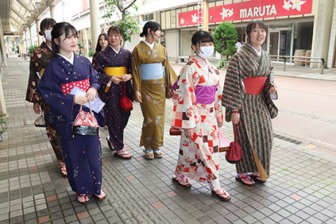 着物を着付けしてもらった後、談笑しながらまち歩きする鶴岡中央高生