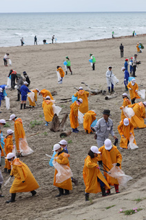 小学生や市民約200人が参加した「ごみゼロ大作戦」