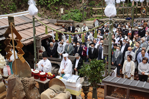 県内外から約250人が参列した湯殿山神社本宮の開山祭