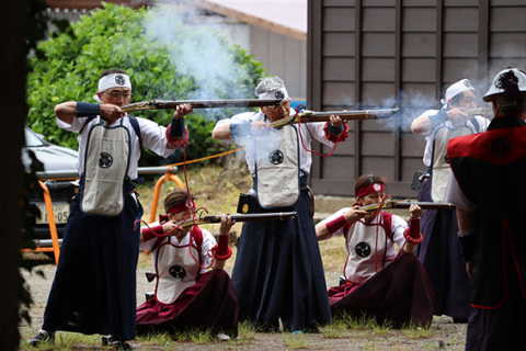 女性だけの砲術隊「桜会」を含む荻野流砲術隊が迫力ある火縄銃の演武を披露