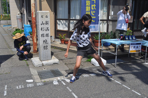 参加者が「ヤマガタ！マンナカ！ニイガタ！」と連呼しながら県境を反復横跳びし、ポイントを競った