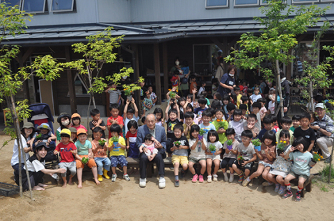 松原保育園の子どもたちがサルビアなどの花苗を受け取った