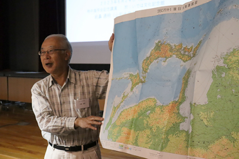 朝鮮半島側から見た日本の地図を示して説明する岩鼻名誉教授＝24日