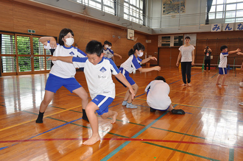 児童たちが思い思いに体を動かし自由なダンスに挑戦