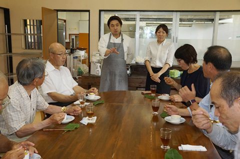 料理について説明する富樫さん（奥）