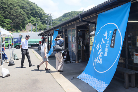 多くの買い物客が訪れたオープン初日＝29日