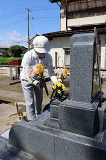 7月のお盆入りの13日、先祖や親族の墓参りをする人が続いた＝鶴岡市・大督寺