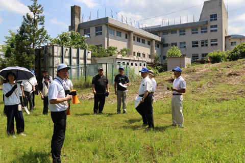 8年前に閉鎖された旧県立鶴岡病院の跡地を視察した検討委メンバーら＝鶴岡市高坂