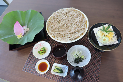 新食感の「そばそうめん」と珍しいハスの実が楽しめる「ハモの天ぷらそば御膳」