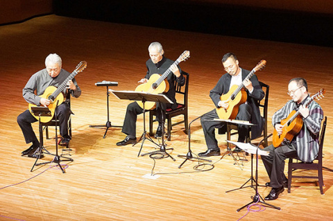 福田さん（左）らトップギタリスト4人が聴衆を魅了