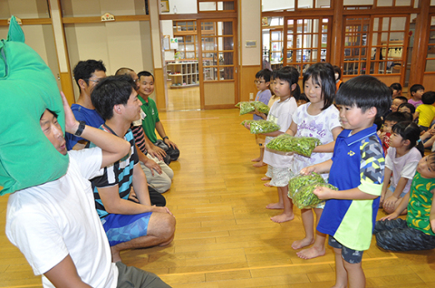 ＪＡ鶴岡青年部大泉支部メンバーが園児たちに旬のだだちゃ豆をプレゼント