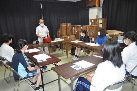 高校生たちが民俗資料と美術品の違いや学芸員業務について学んだ