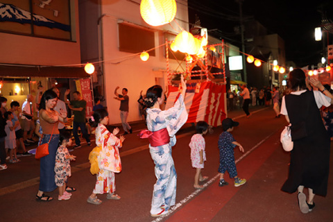 家族連れが参加し「鶴ケ岡盆踊り」を楽しんだ