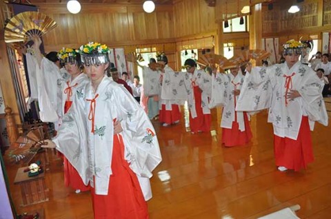 羽黒地域の小学生たちが巫女装束をまとい「浦安の舞」を披露した