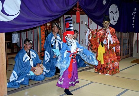 黒森日枝神社で厳かに奉納上演された式三番