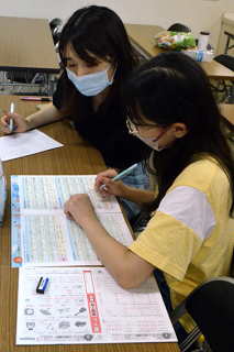 夏休みの宿題や授業復習をサポートする学習会