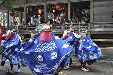 社殿から大勢の祭り客が見守る中、伝統の獅子踊りが披露された