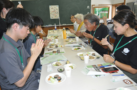 與治兵衛キュウリと早田ウリを使った新たな料理を参加者たちが味わった