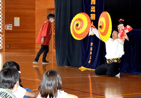 出前租税教室で受け継いだ技を披露する柳貳郎さん＝2022年6月