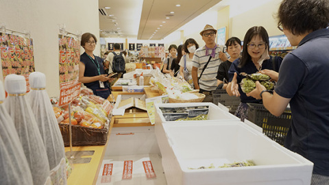 人気を集めた「朝採りだだちゃ豆」の販売＝東京・銀座、県アンテナショップ（県提供）