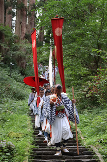 出羽三山神社の「秋の峰入り」。山伏を先頭に羽黒山頂を目指した＝26日