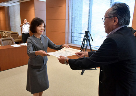 高橋委員長から当選証書を受け取る矢口氏（左）