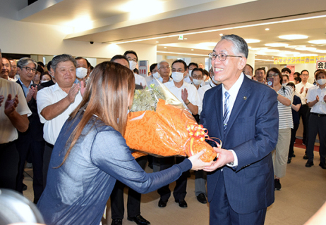 セレモニーで花束を受ける丸山氏（右）＝5日午後5時半ごろ