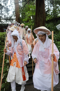 随神門から参道に入る神子修行の女性参加者