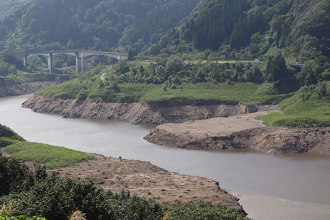 過去最低の水位となった月山ダムのダム湖＝9月11日