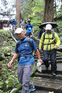 随神門から参道に入り羽黒山頂を目指す参加者＝16日午前