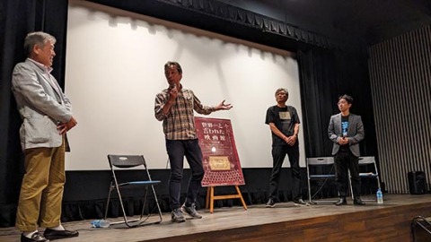 『世界一と言われた映画館』の、左から仲川さん、荒井さん、佐藤さん、佐藤監督