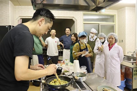 低利用魚のパスタを作る前田さん（左）