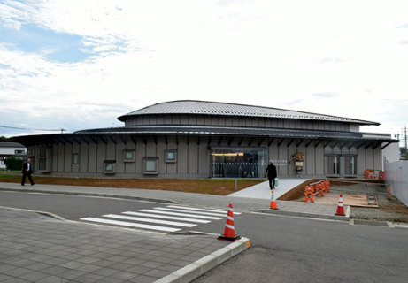 仮オープンした庄内町立図書館。全館オープンは来年5月の予定