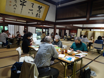 丙申堂のゆったりとした空間の中で開かれた読書会