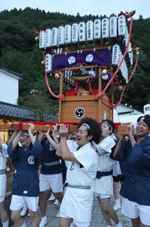 威勢よく「お湯輿巡業」に出発する男衆