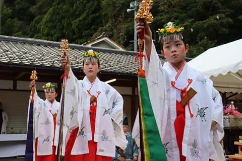 温泉神社前で「巫女舞」を奉納するあつみ小児童