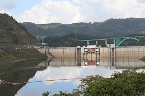 まとまった雨が降って回復した月山ダムのダム湖＝10月11日