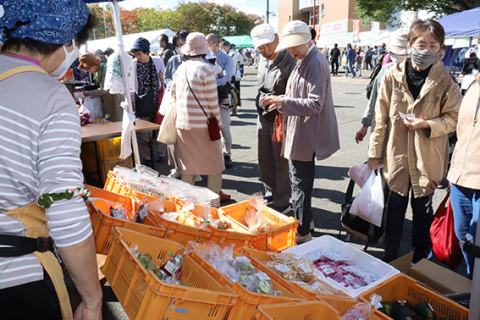 大勢の人出でにぎわう「つるおか大産業まつり」＝14日