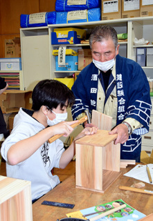 組合員の指導で木工に取り組む平田小児童たち