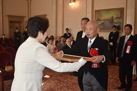 表彰状を受け取る鈴木さん