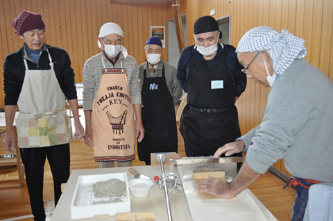 榎本さん（右端）が麺切りカッターの使い方を指導。参加者からは「均等に速く切れるので便利」と声が上がった